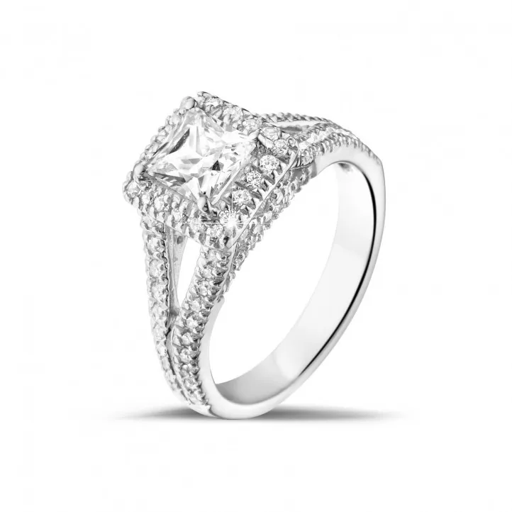 0.70 quilates anillo solitario en platino con diamante talla princesa y diamantes laterales 