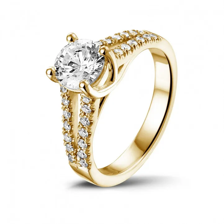 1.00 quilates anillo solitario en oro amarillo con diamantes laterales 