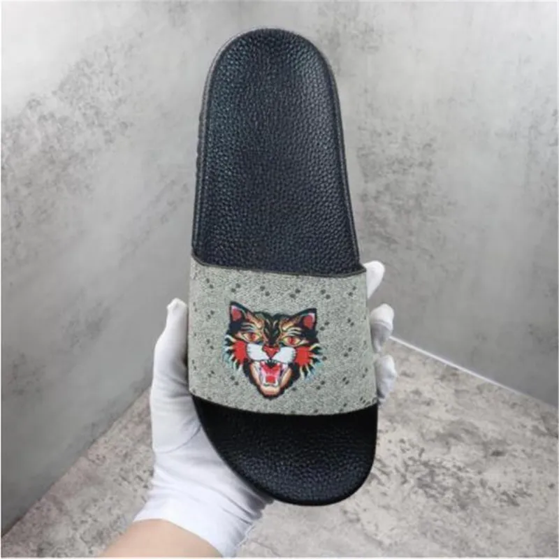 2023 Diseñador de plataforma Diapositivas de goma Sandalia Brocado floral Moda para hombre Fondos de engranajes Chanclas Zapatil