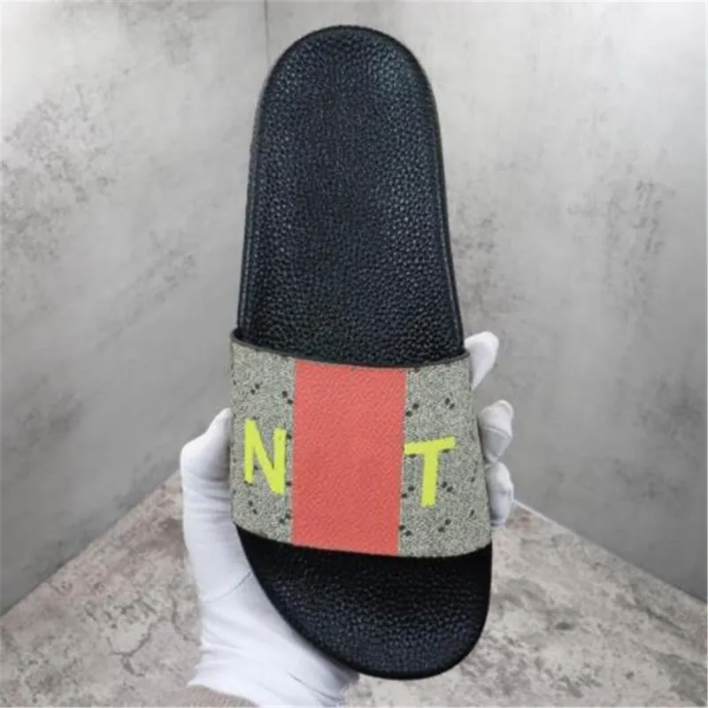 2023 Diseñador de plataforma Diapositivas de goma Sandalia Brocado floral Moda para hombre Fondos de engranajes Chanclas Zapatil