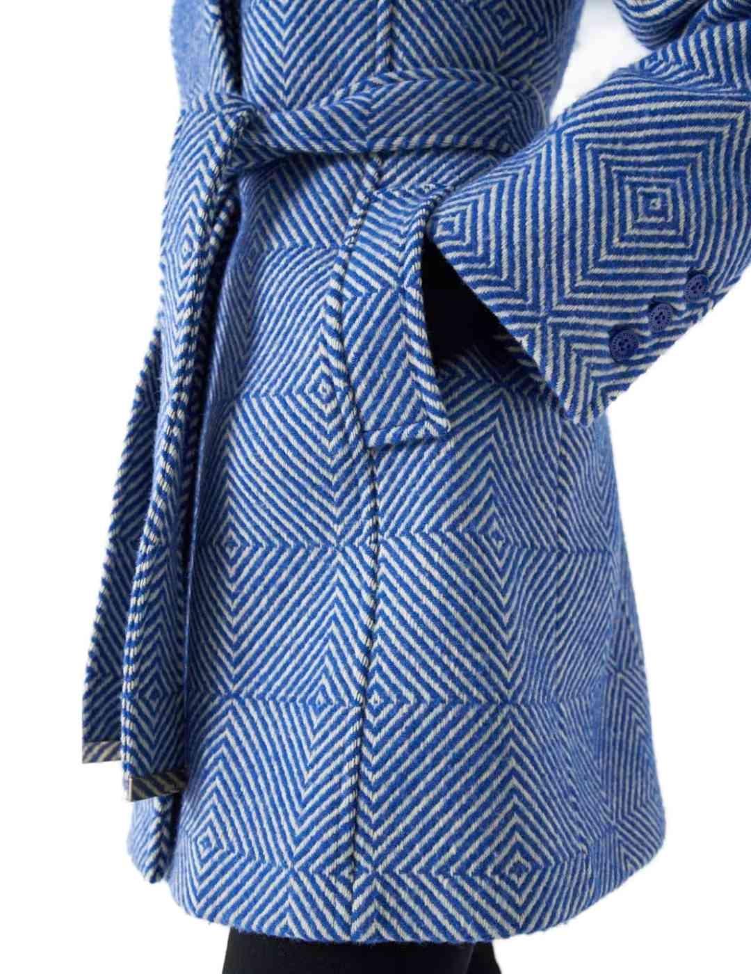 Abrigo Salsa Burel de lana geométrico azul y blanco de mujer
