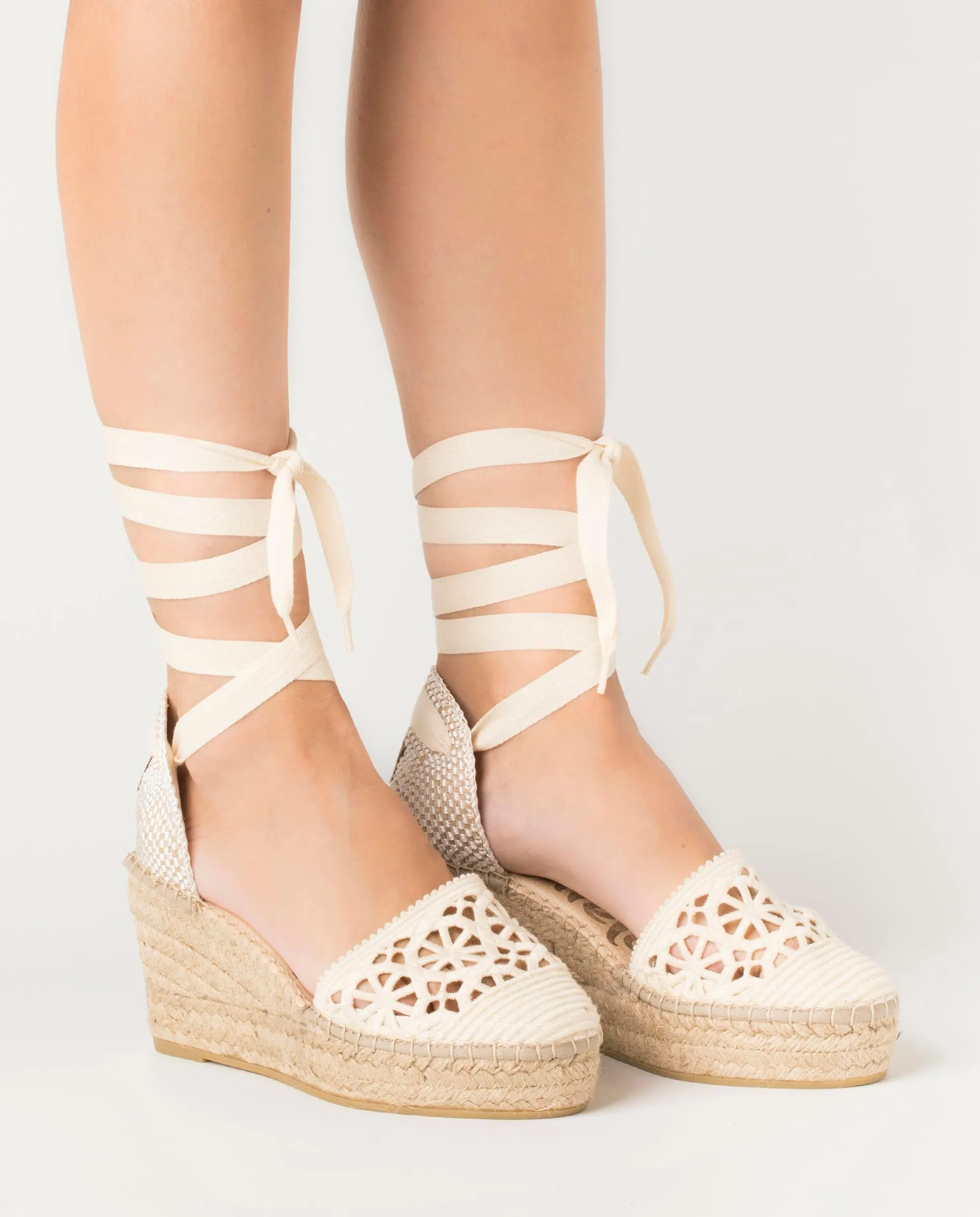 Alpargatas con cintas en tejido beige