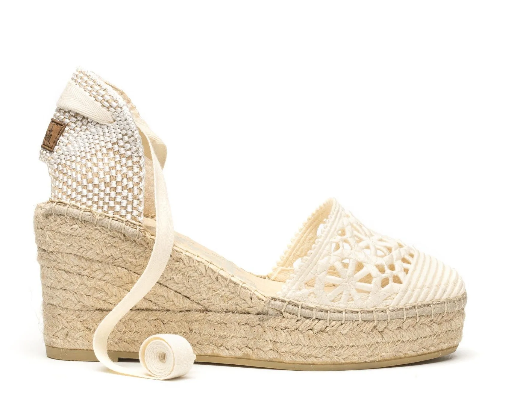 Alpargatas con cintas en tejido beige