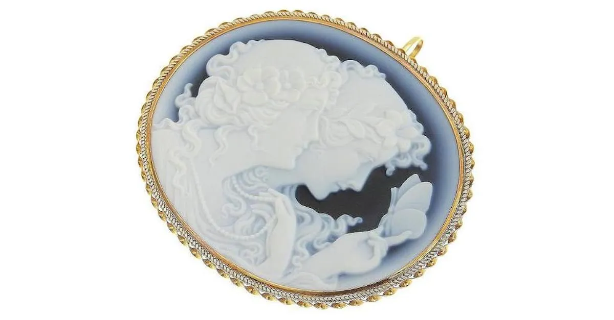 & Other Stories Broche de cameo de calcedonia en excelentes condiciones Blanco 