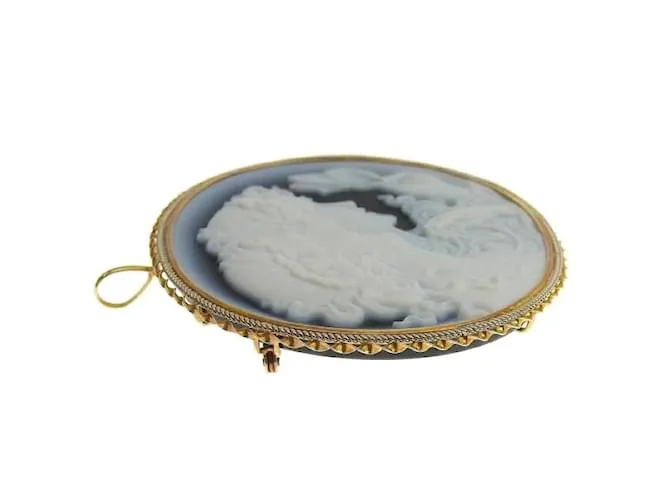 & Other Stories Broche de cameo de calcedonia en excelentes condiciones Blanco 