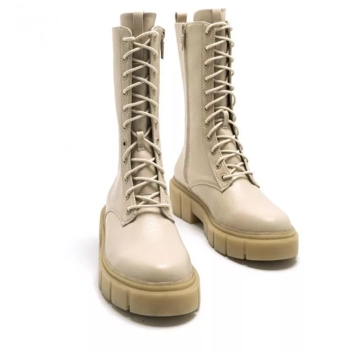 Botas planas Mustang mars con cordondes y suela truck en beige