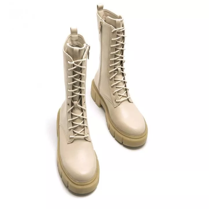 Botas planas Mustang mars con cordondes y suela truck en beige