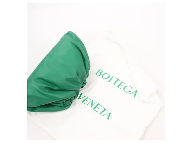 Bottega Veneta Smooth Butter Calf The Pouch Oversized Clutch en Verde 