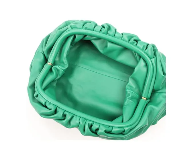Bottega Veneta Smooth Butter Calf The Pouch Oversized Clutch en Verde 