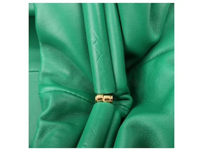 Bottega Veneta Smooth Butter Calf The Pouch Oversized Clutch en Verde 