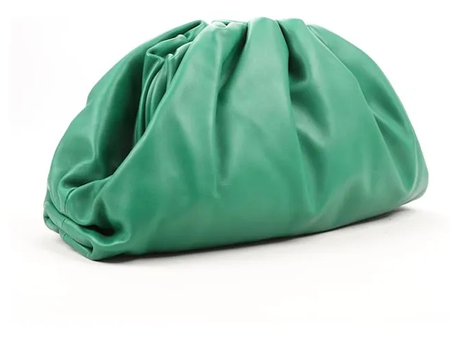 Bottega Veneta Smooth Butter Calf The Pouch Oversized Clutch en Verde 