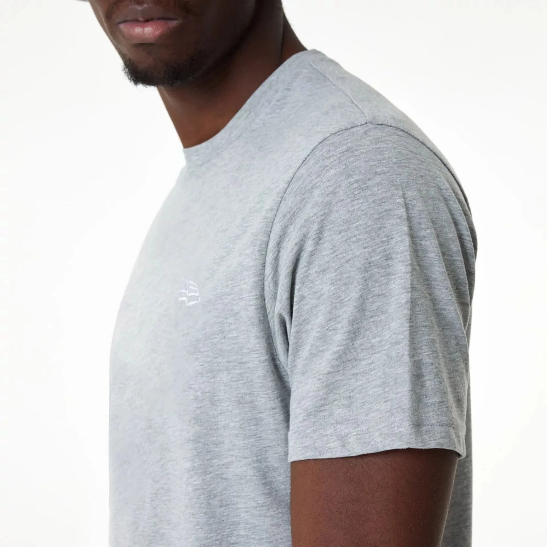 Camiseta New Era Essential