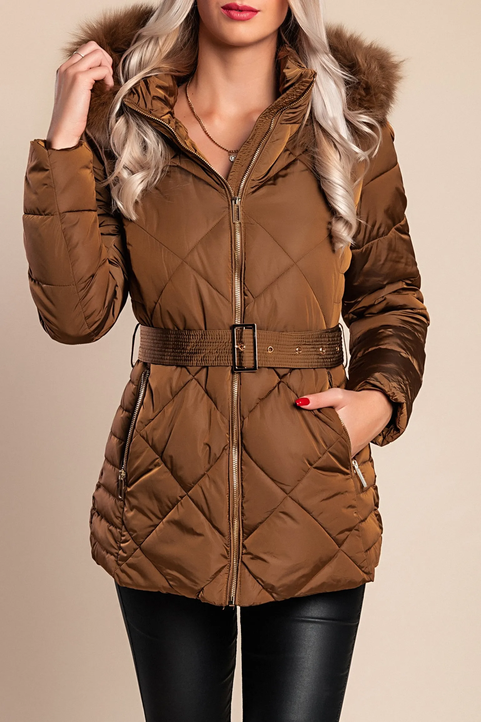 Chaqueta corta acolchada con capucha, camello