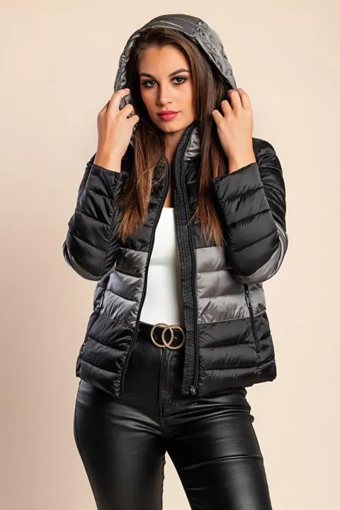 Chaqueta de invierno con capucha, color negro.