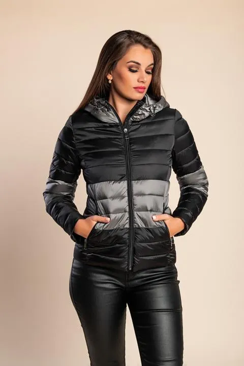 Chaqueta de invierno con capucha, color negro.