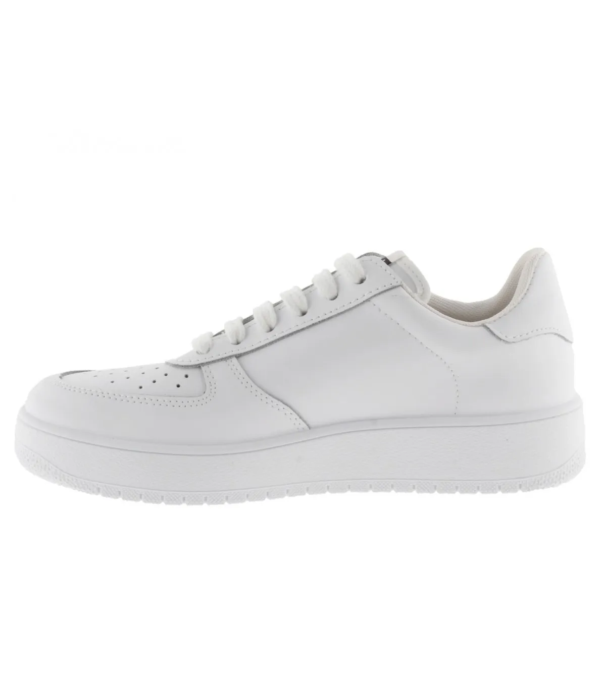Deportivo blanco con cordones