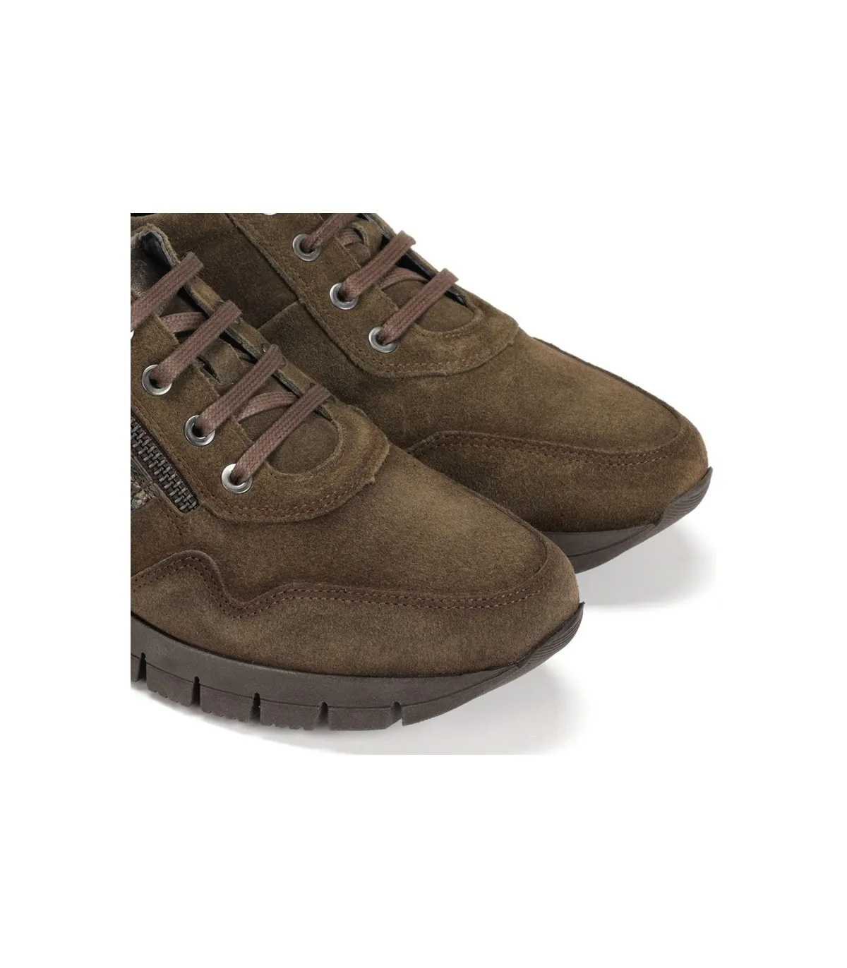 Deportivo con cordones en verde bosque