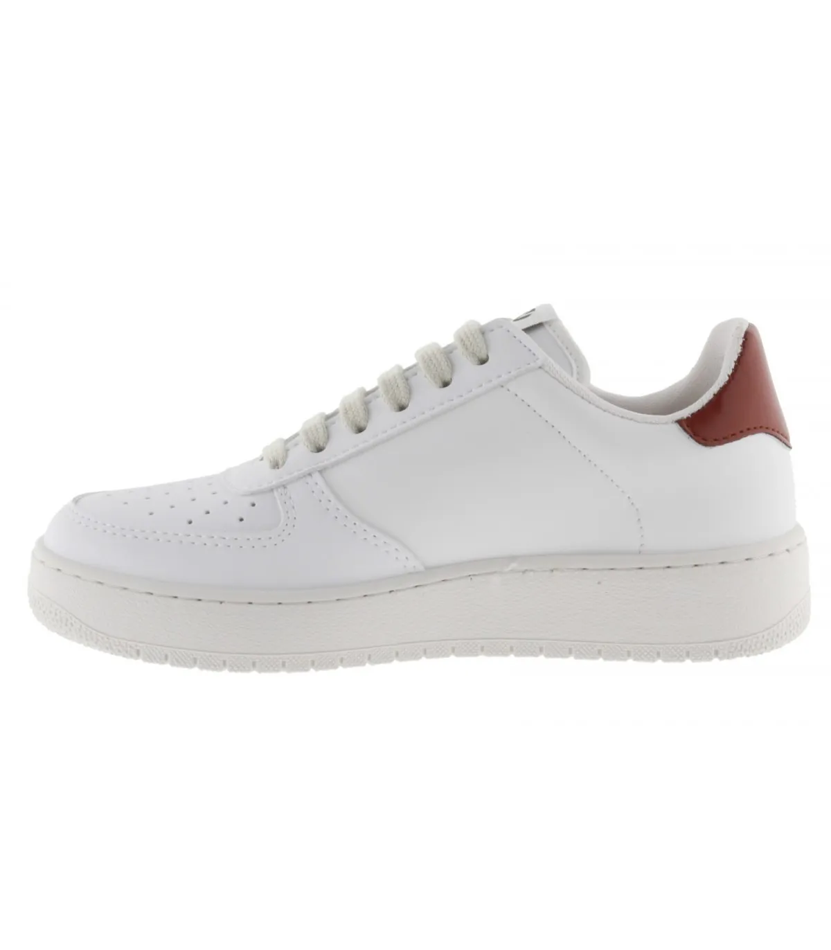 Deportivo en color blanco combinado con marino