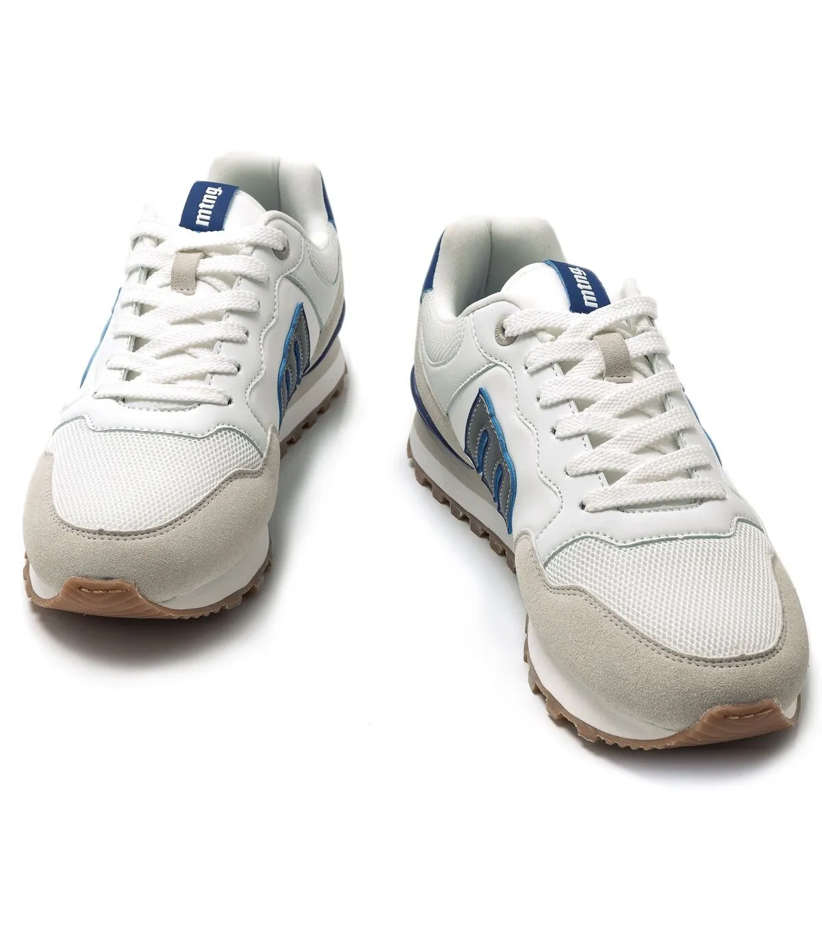 Deportivo hombre blanco con adornos azules