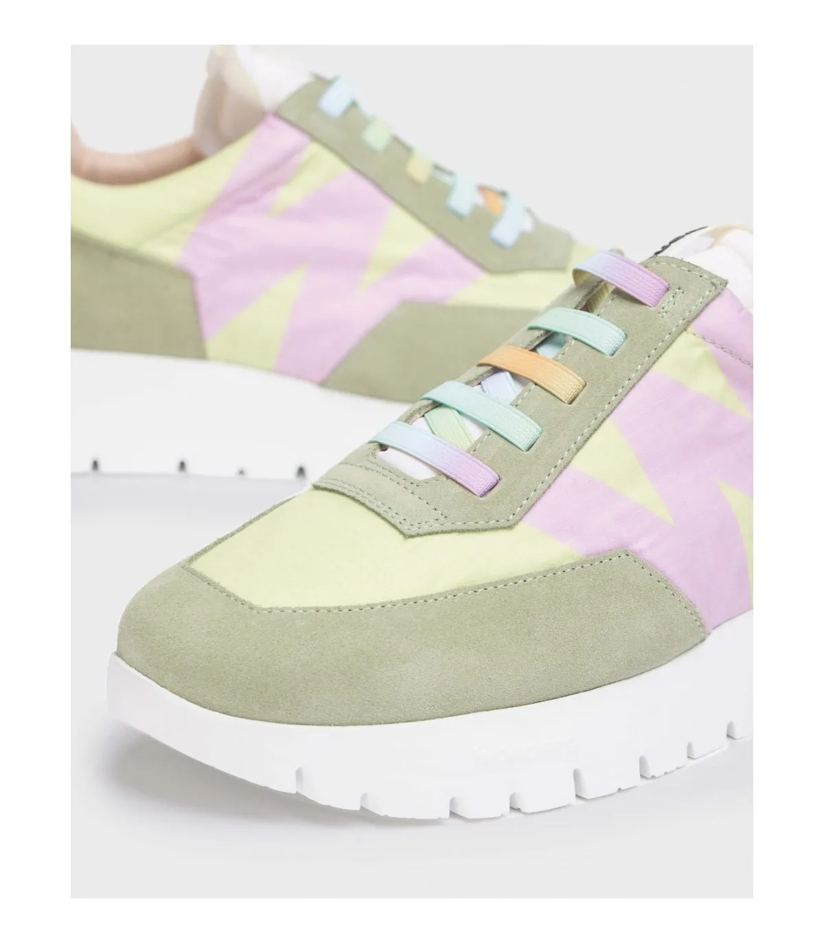 Deportivo multicolor en color lima