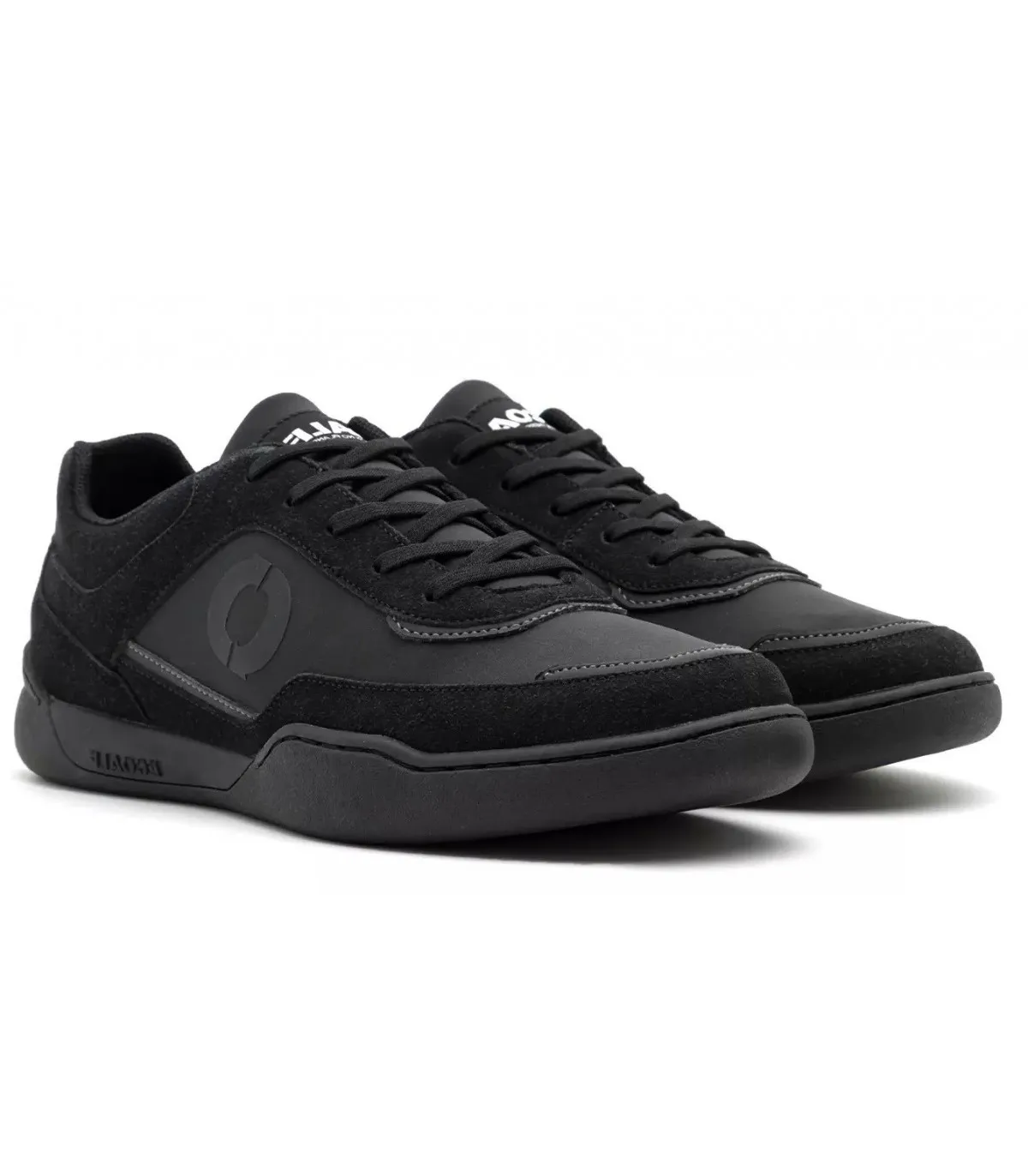 Deportivo negro con cordones