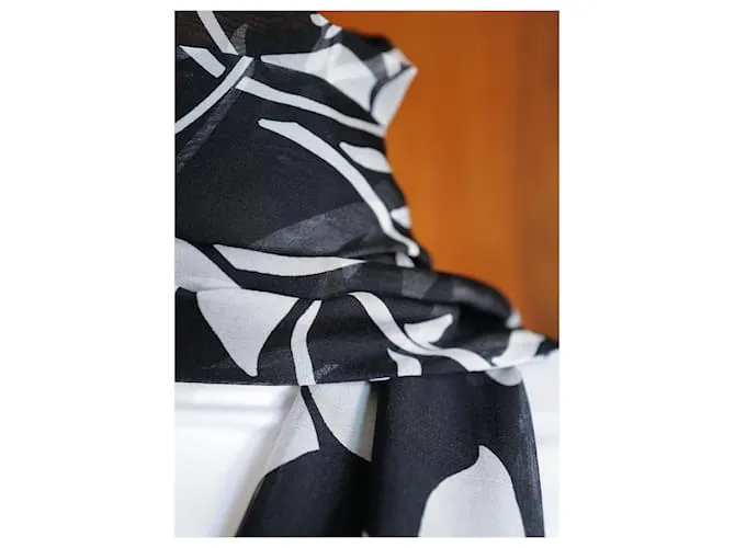 Dolce & Gabbana Foulard Negro con Flores 