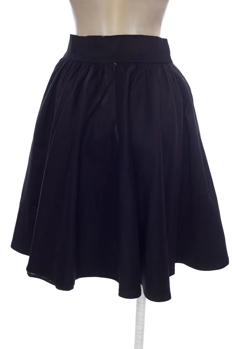 FALDA COLOR NEGRO  CLOSEANDO