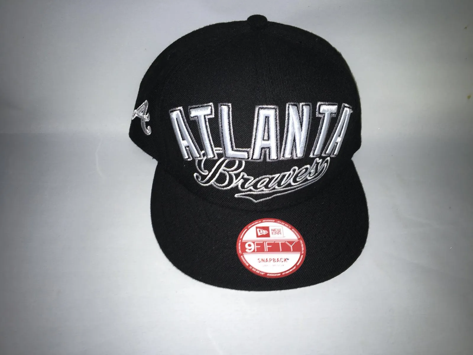 Gorra New Era Cap 9FIFTY SNAPBACK ATLANTA BRAVES negra logo blanco