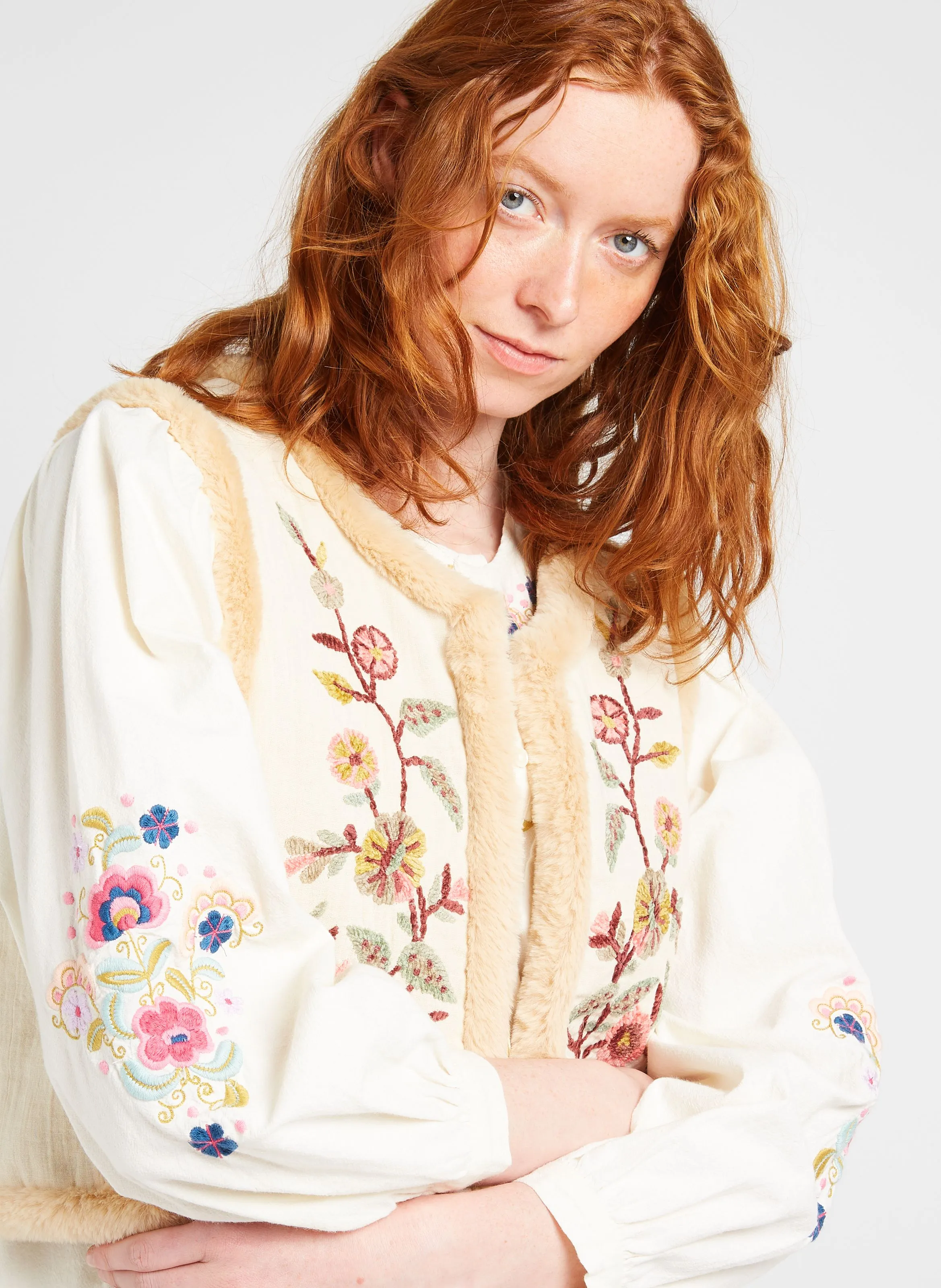 LOUISE MISHA RENEE  CHAQUETA REDONDA BORDADA DE ALGODóN ORGáNICO EN BEIGE