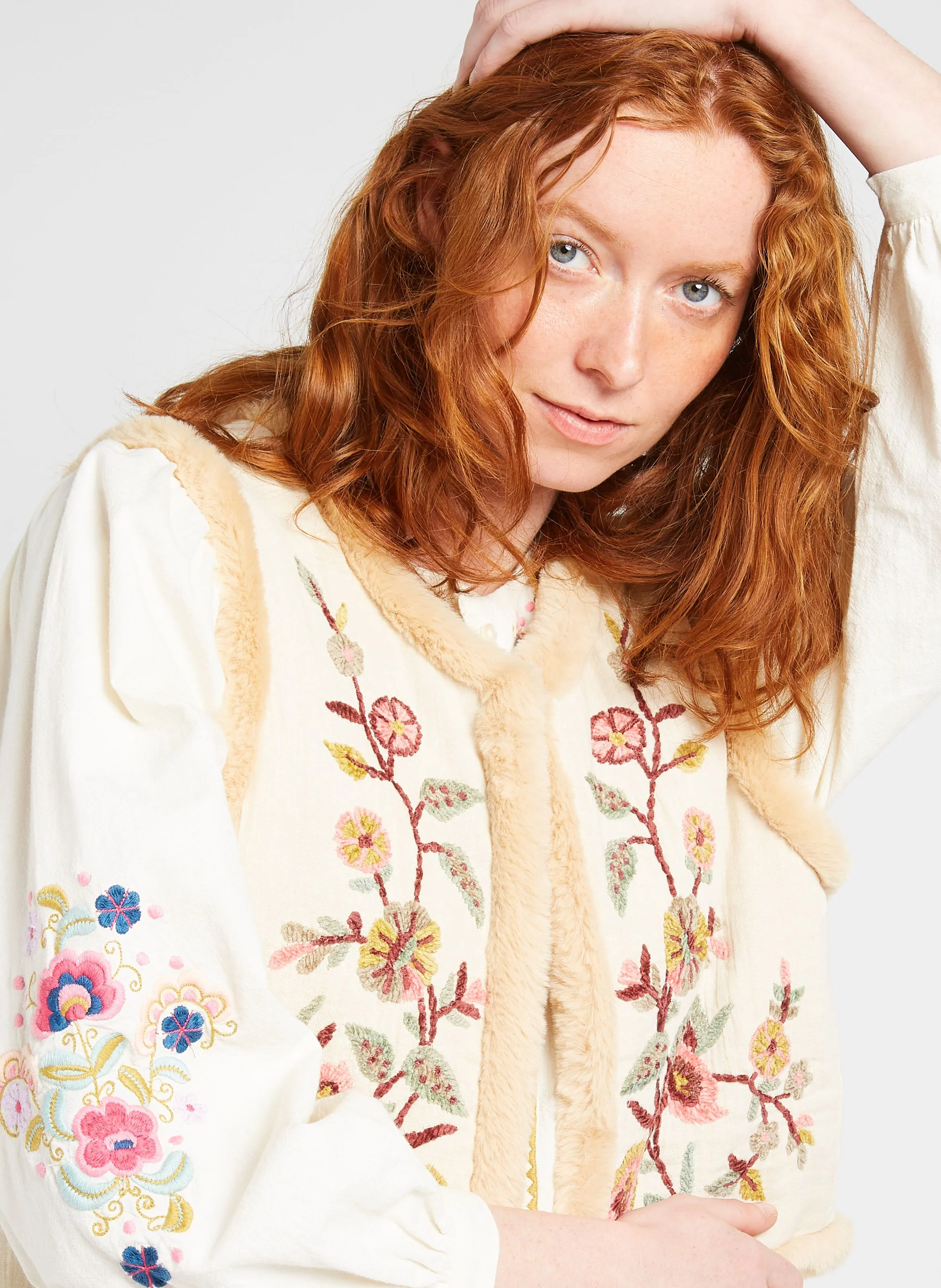 LOUISE MISHA RENEE  CHAQUETA REDONDA BORDADA DE ALGODóN ORGáNICO EN BEIGE