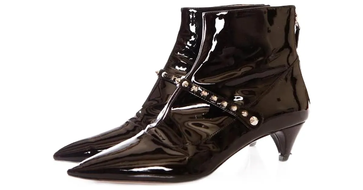 miu miu, botines de charol negro con tachuelas. 