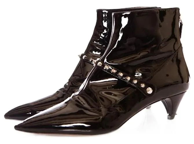 miu miu, botines de charol negro con tachuelas. 