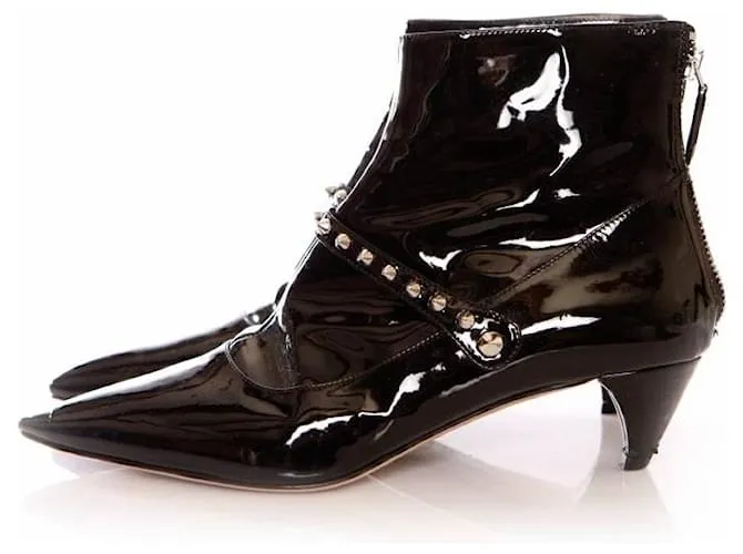 miu miu, botines de charol negro con tachuelas. 