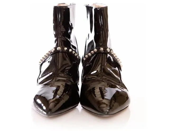 miu miu, botines de charol negro con tachuelas. 