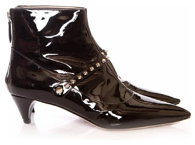 miu miu, botines de charol negro con tachuelas. 