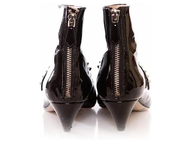 miu miu, botines de charol negro con tachuelas. 