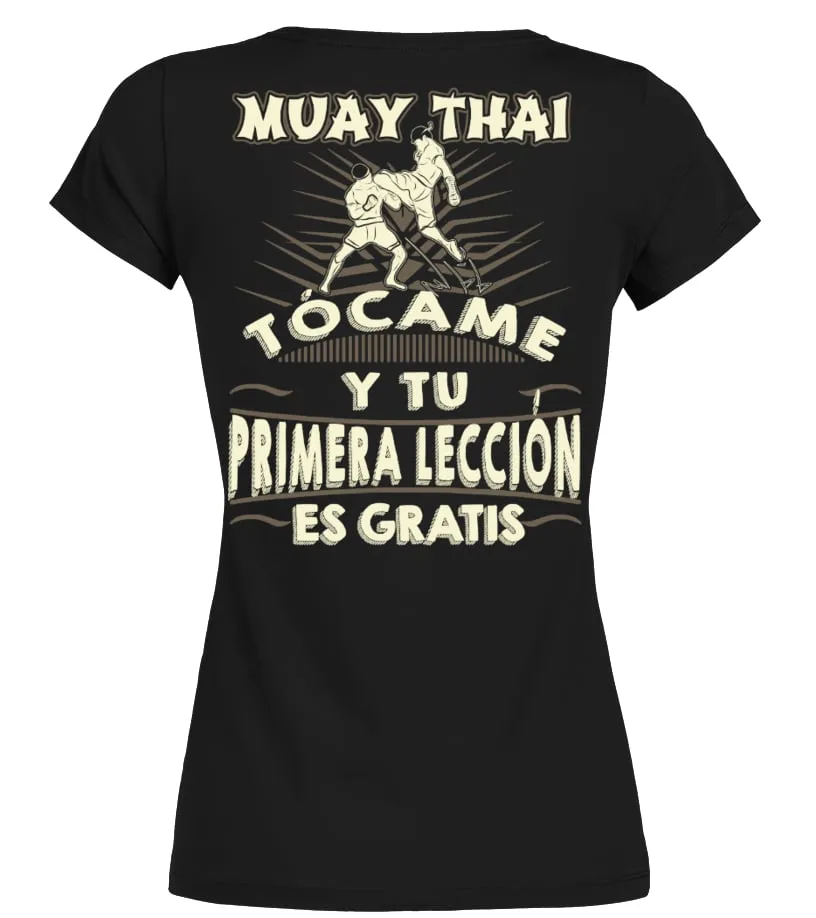 Muay thai tocame y la primera lección es gratis Camiseta cuello redondo Mujer