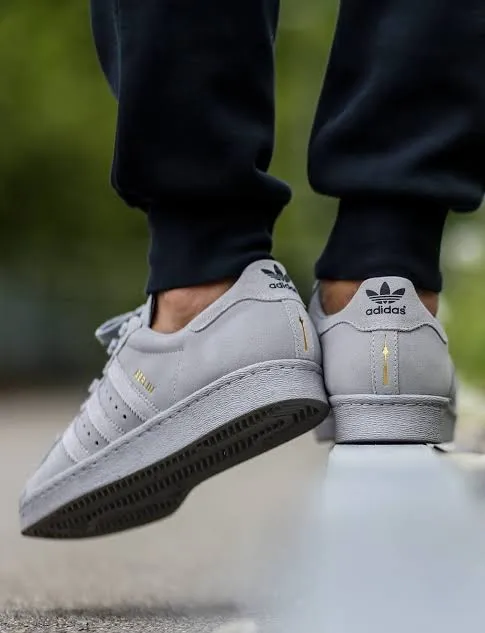 N370O Adidas superstar edición especial Berlín gris