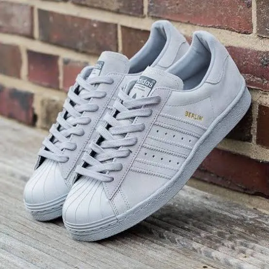 N370O Adidas superstar edición especial Berlín gris