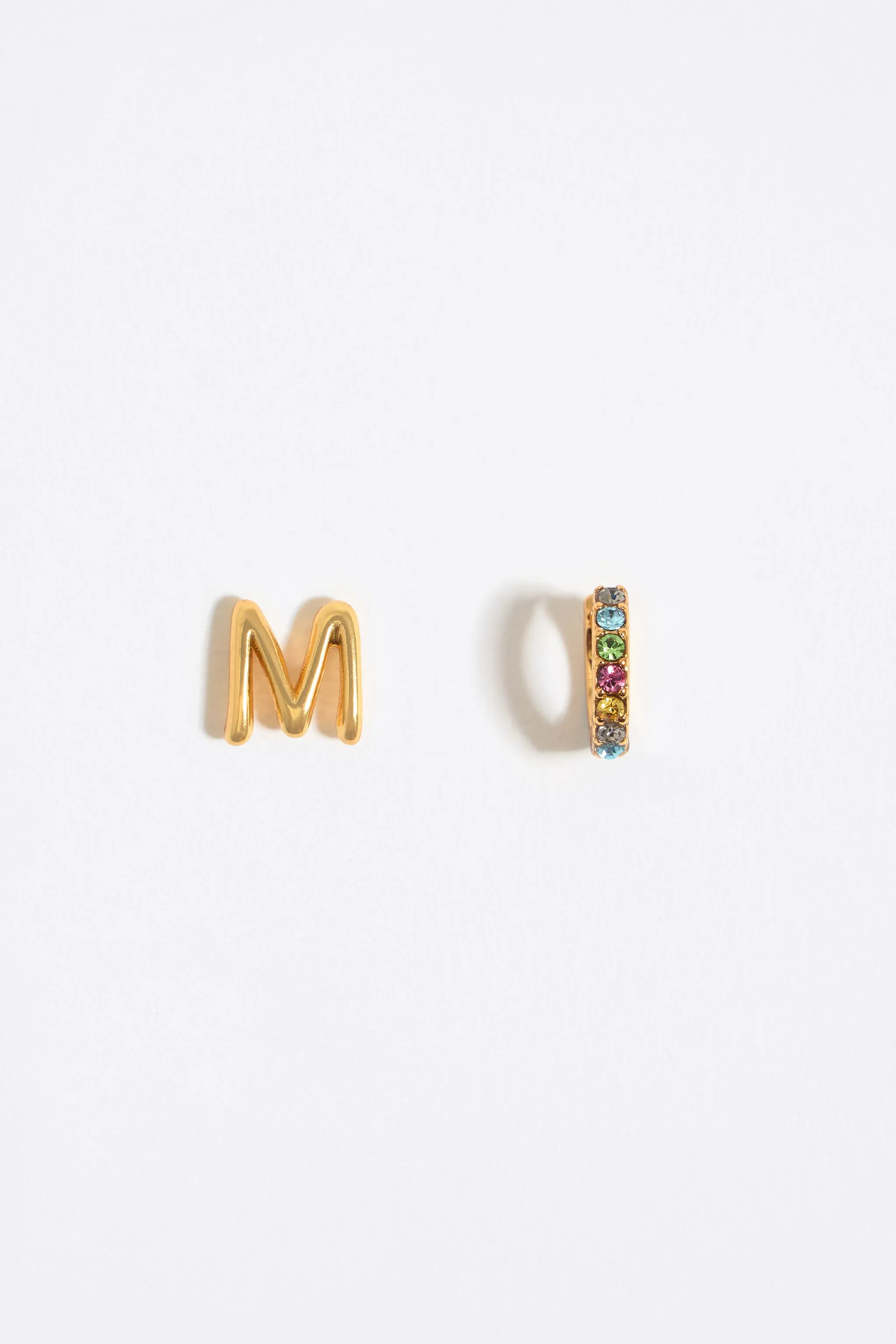 Pendientes letra M y aro mini cristales multicolores
