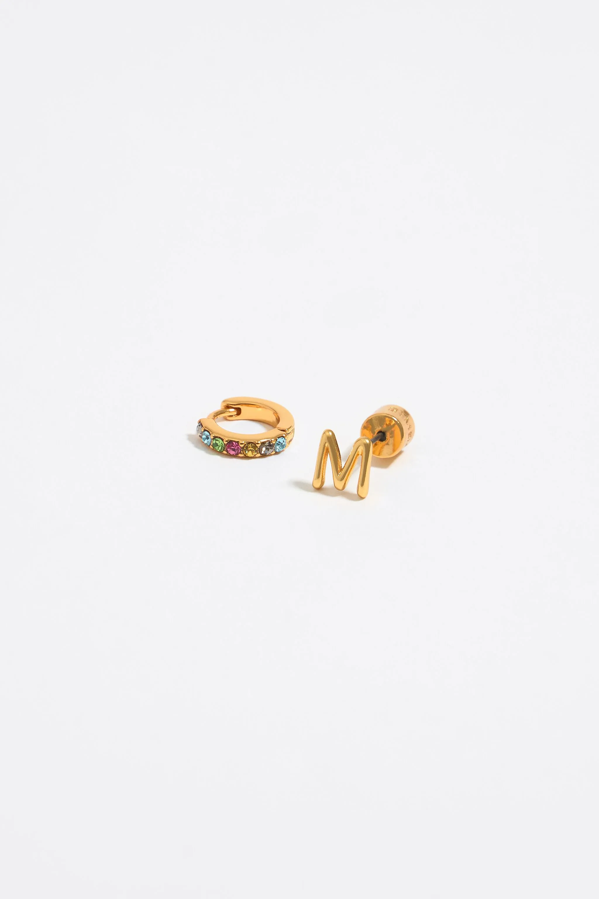 Pendientes letra M y aro mini cristales multicolores