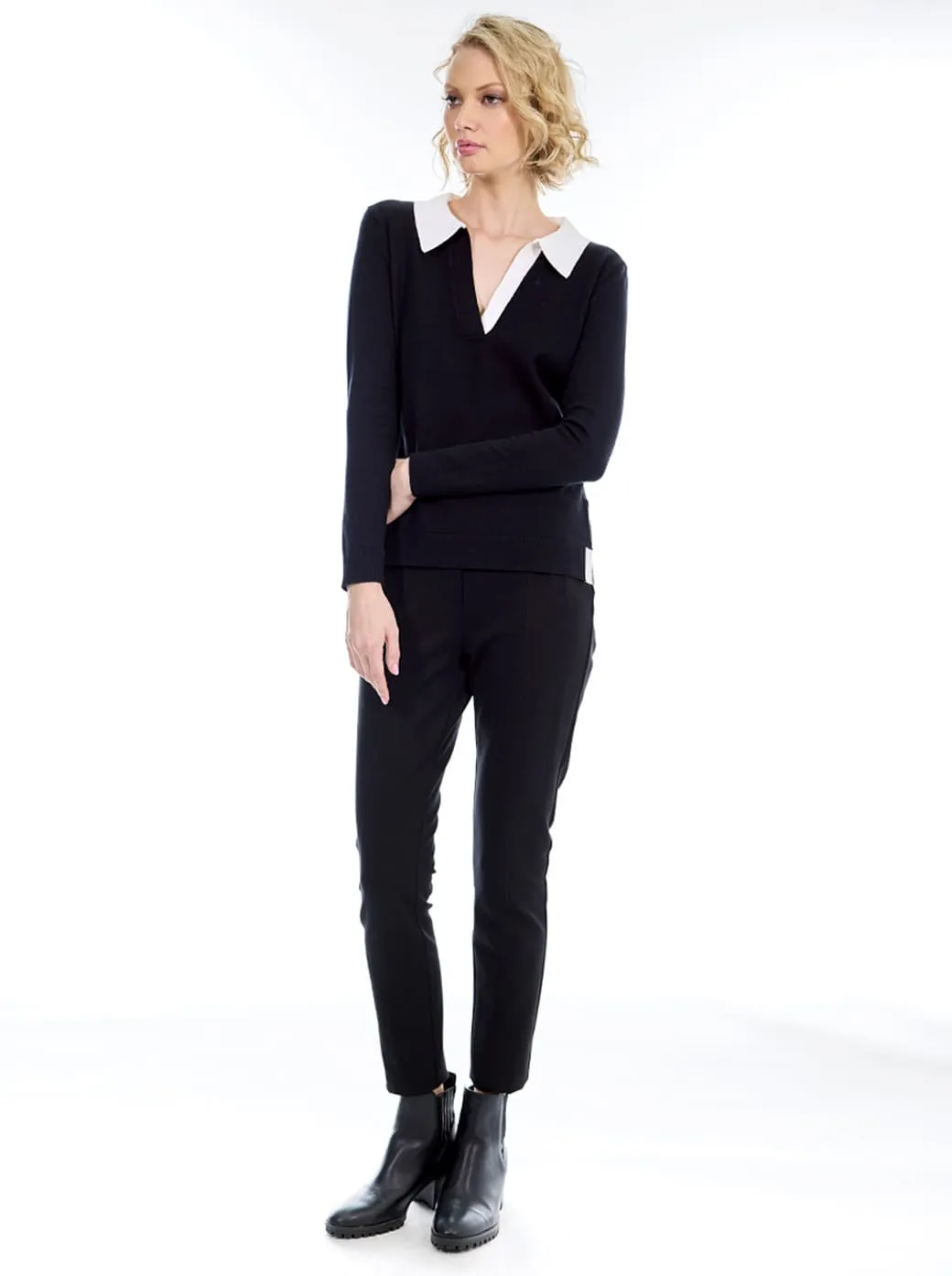 Suéter negro cuello sport V Esenciales