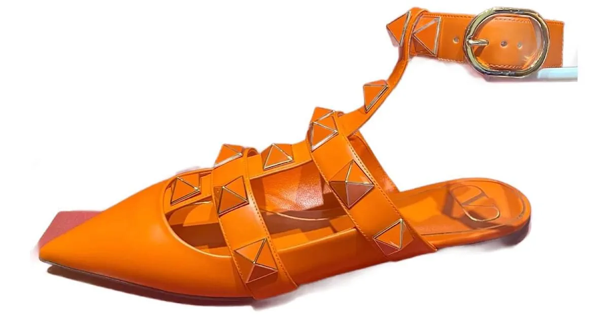 Valentino Garavani Pendientes largos Rockstud Naranja 