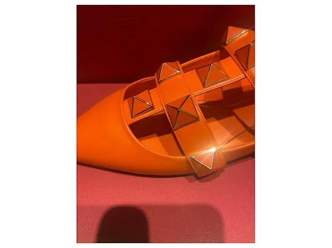 Valentino Garavani Pendientes largos Rockstud Naranja 