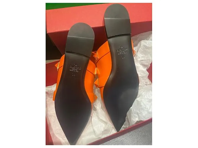 Valentino Garavani Pendientes largos Rockstud Naranja 