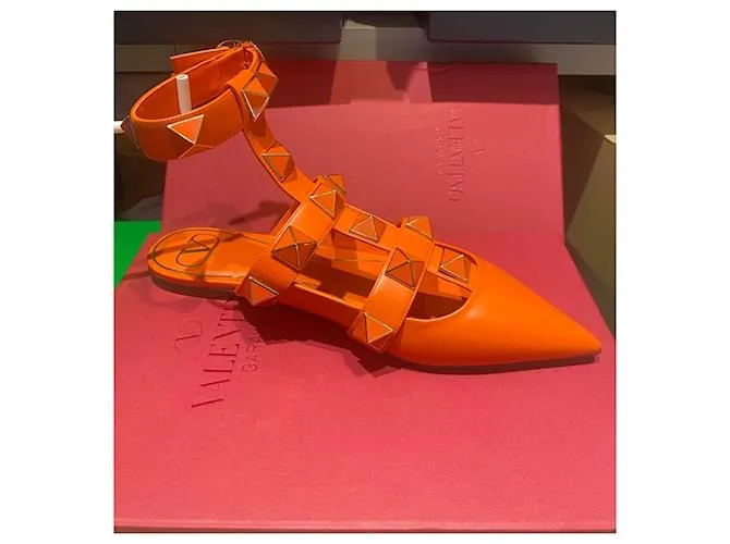 Valentino Garavani Pendientes largos Rockstud Naranja 