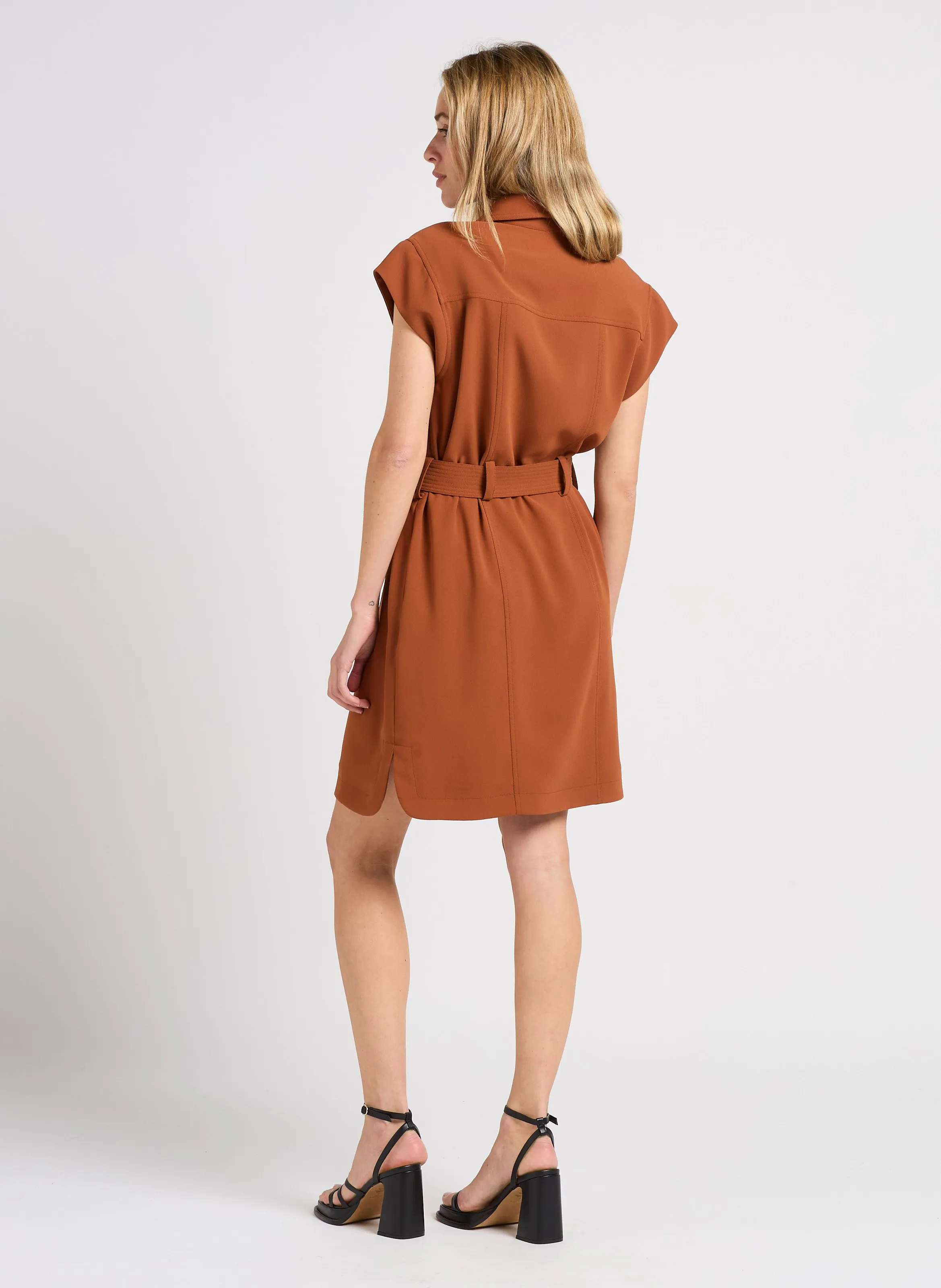 ZAPA ROSEN  VESTIDO CORTO CON CUELLO CLáSICO ENTALLADO EN MARRON