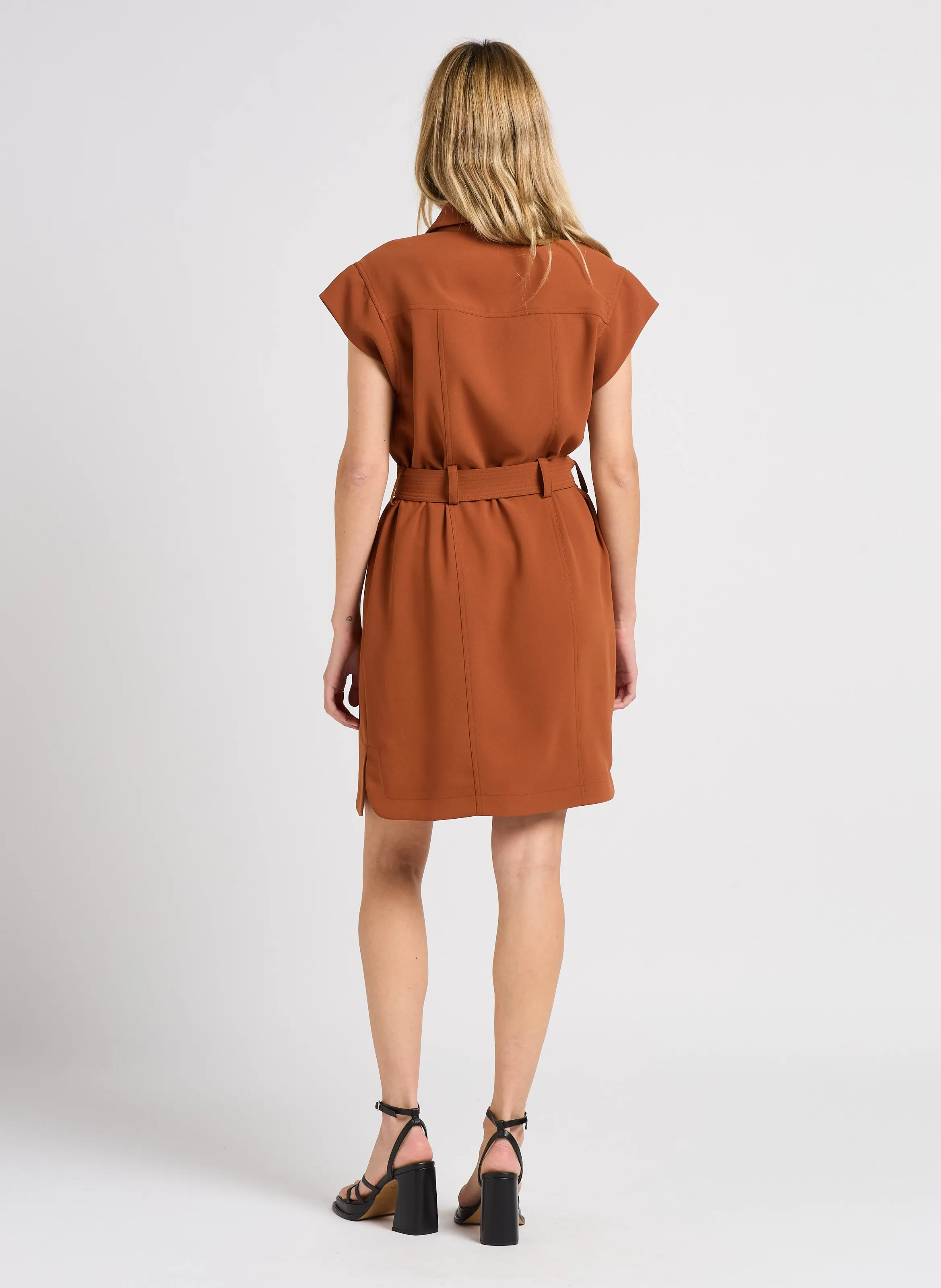 ZAPA ROSEN  VESTIDO CORTO CON CUELLO CLáSICO ENTALLADO EN MARRON