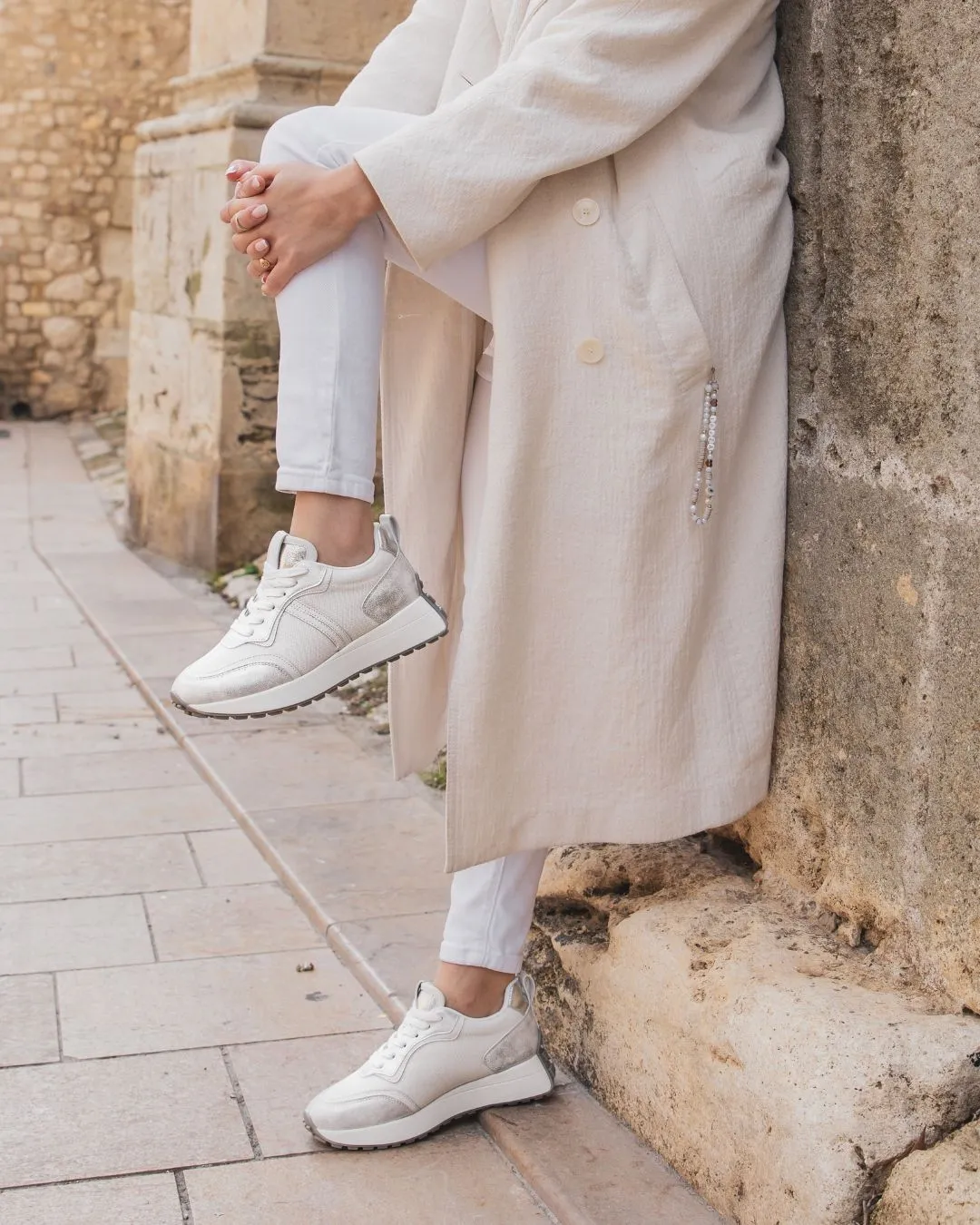 ZAPATILLA DE MUJER EN PLATA CON CORDONES  JANE