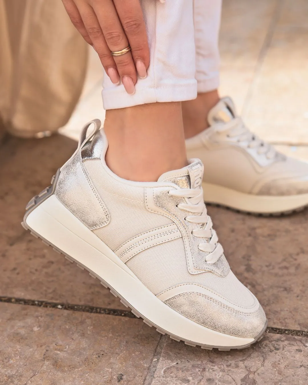 ZAPATILLA DE MUJER EN PLATA CON CORDONES  JANE